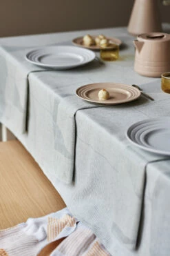 Geometric Pöytäliina 147x250 Cm -Klippan Yllefabrik Kauppa 503111 01 10 EnvironmentImage 79d752abcf