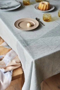 Geometric Pöytäliina 147x250 Cm -Klippan Yllefabrik Kauppa 503111 01 20 EnvironmentImage 51dd7e9097