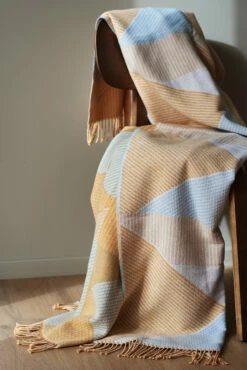 Metric Focus No. 2 Puuvillahuopa 130x185 Cm 9 Metric Focus No. 2 Puuvillahuopa 130x185 Cm -Klippan Yllefabrik Kauppa 504927 01 10 EnvironmentImage 3 6c481b65d0