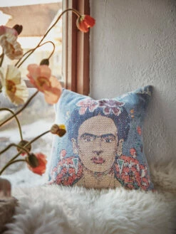 Frida Kahlo -tyynynpäällinen 40 X 40 Cm 7 Frida Kahlo -tyynynpäällinen 40 X 40 Cm -Klippan Yllefabrik Kauppa 512290 01 2 EnvironmentImage 072a062ff3